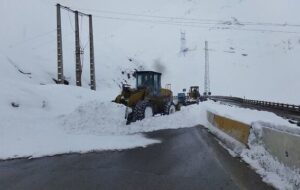 ریزش بهمن در جاده چالوس / هشدار به مسافران