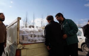 چتر مهربانی بر فراز اردبیل؛ هزاران بسته افطاری میان روزه‌داران توزیع شد/ پهن سفره افطاری در خیابا‌ن‌ها