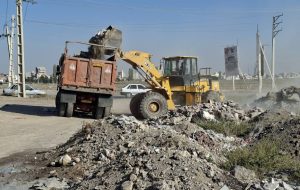 پاکسازی و جمع‌آوری نخاله‌های ساختمانی از محوطه میدان شهید جدی (ایثار) توسط سازمان مدیریت پسماند شهرداری اردبیل