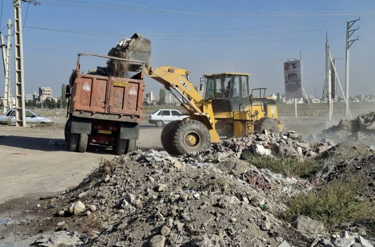پاکسازی و جمع‌آوری نخاله‌های ساختمانی از محوطه میدان شهید جدی (ایثار) توسط سازمان مدیریت پسماند شهرداری اردبیل
