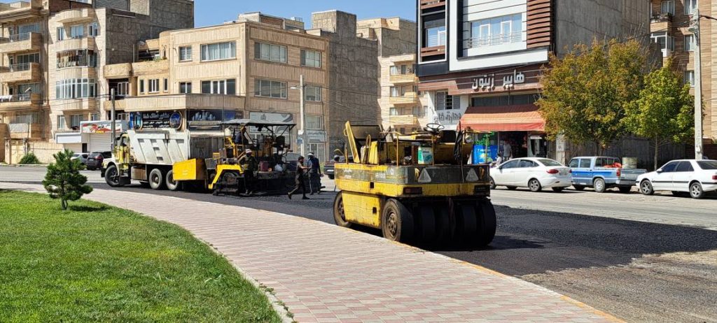 خدمات‌رسانی بی‌وقفه تیم‌های عملیاتی منطقه ۳ شهرداری اردبیل/ از نظافت و لایروبی تا آسفالت و اصلاح هندسی معابر